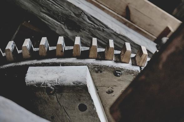 Zahnrad aus Holz der Bergmühle in Flensburg. Dabei handelt es sich um eine reaktivierte Holländer Windmühle, in der immer noch Korn gemalen wird. Zudem ist diese Windmühle ein wichtiger kultureller Treffpunkt.