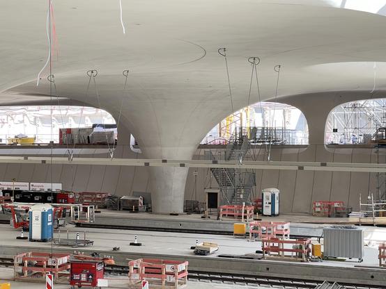 Auf vorgenanntes Konstrukt seitlich aus der Ferne geblickt, die Stahlseile in der Decke bilden aus diesem Winkel ein „W“.