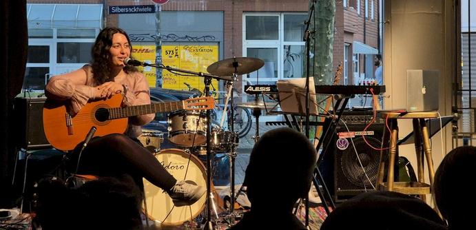 Die Singer-Songwriterin Lara Roushan im Kölibri