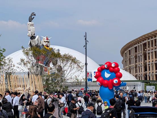 Miaku-Miaku and a Gundam at the Expo.