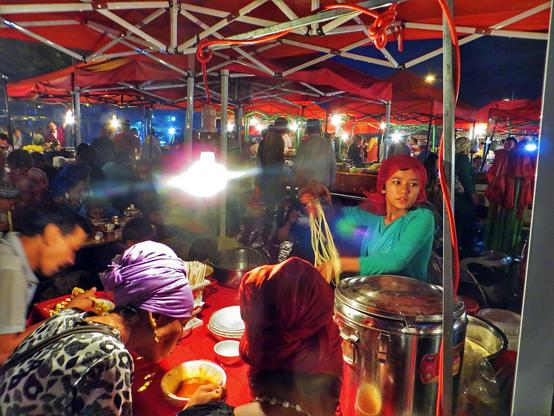 The wonderful night market of Kashgar. What a kaleidoscope of scents, flavors and colors.

#Kashgar #china #noodles #food #travel #silkroad #overland #photography #travelphotography