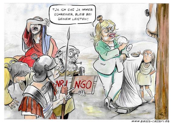 Karikatur. Julia Klöckner steht an einem Stehtisch und trinkt Wein. Sie steht unmittelbar vor einem Gekreuzigten und spricht: "Tja. Ich sag ja immer: Schreiner, bleib bei deinem Leisten!" Ein kleines kind neben ihr versucht, aus der Nüsschenschale auf dem Stehtisch zu stibitzen. im Hintergrund sieht man verzweifelte Personen am Boden weinen. Ein römischer Soldat zeigt auf eine von zwei Holztafeln, die ihm ein alter Mann hinhält. Auf der einen Tafel steht in roter Farbe INRI geschrieben, auf der anderen Tafel N G O. Der Soldat entscheidet sich für das N G O.