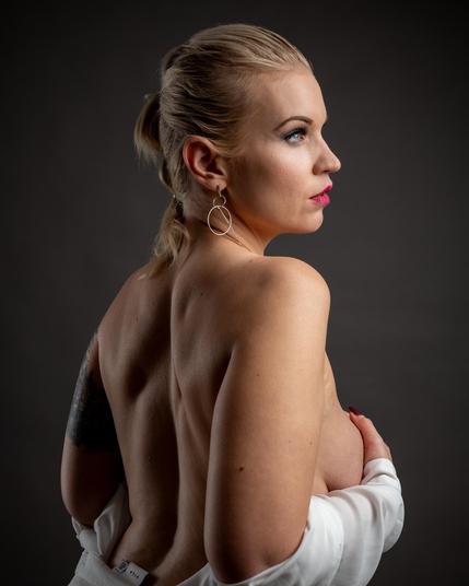 Boudoir kuvaus studiossa. elegantti ja lämminhenkinen boudoir kuva. Valokuvaaja Kuvaajankulma Lappeenranta