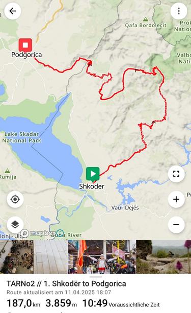 Screenshot von Ride with GPS mit einer Strecke von Shkodër in Albanien über die Albanischen Alpen nach Podgorica in Montenegro. Unter der Karte sind drei Bilder von The Accursed Race. 
Auf dem ersten sitzt eine Gruppe von Menschen in einem Innenhof überwiegend auf dem Boden. 
Auf dem mittleren Bild ist ein Mann in traditioneller Albanischen Kleidung mit einer Fahne in der Hand.
Rechts ist ein Radfahrer auf einem Schotterweg vor grüner, bergiger Landschaft unterwegs.