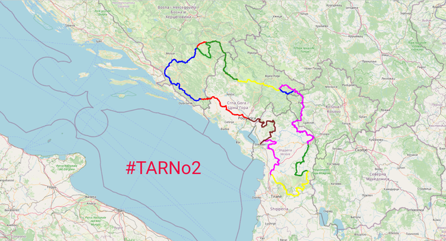 Die Strecke von The Accursed Race auf einer Karte. Der Ausschnitt zeigt Süditalien mit Bari, Nord Mazedonien, Serbien, Albanien, Kosovo, Bosnien und Kroatien. In der Adria ist der Hashtag #TARNo2 in roter Schrift. Die Route startet in Shkodër, führt nach Montenegro, Bosnien, durch den östlichen Teil Montenegros in den Kosovo, nach Peshkopi über Bizë nach Lac, von dort zurück nach Shkodër.