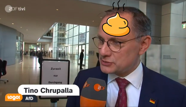 Ein Screenshot der Kindernachrichten Logo im Kinderprogramm des ZDF, wo Parteichef Chrupalla der als gesichert rechtsextrem eingestuften Partei #NoAfD seine Meinung zur Wahl des Bundeskanzlers darlegen darf. Auf seiner Stirn wurde von Beitragersteller nachträglich ein symbolischer Kackehaufen eingefügt.