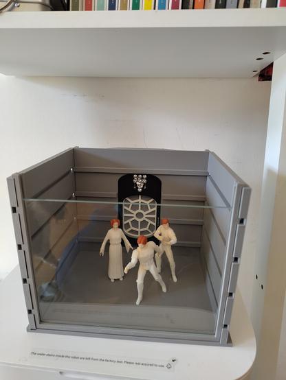 3D gedruckter "Trash Compactor" aus Star Wars mit Leia, Luke und Han. Vorne ist eine Glasscheibe damit es geschlossen ist man aber reinschauen kann