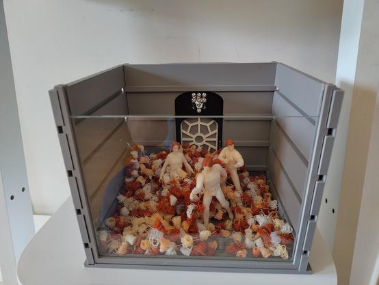 3D gedruckter "Trash Compactor" aus Star Wars mit Leia, Luke und Han. Vorne ist eine Glasscheibe damit es geschlossen ist man aber reinschauen kann. Halb gefüllt mit Filamentabfällen