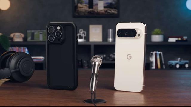 Google-Werbung, bei dem ein schwarzes iPhone und ein weißes Google Pixel vor einem kleinen Mikrofon stehen. Foto (c) Google.