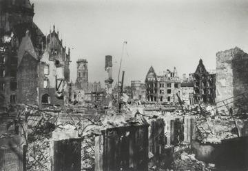 Schwarzweiß-Foto des in Ruinen liegenden Stuttgarter Marktplatzes 1945.