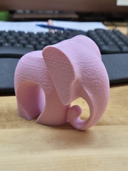 Ein rosa Elefant auf dem Schreibtisch