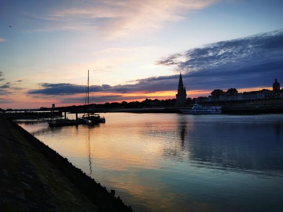 Hafeneinfahrt von La Rochelle in der untergehenden Abendsonne.