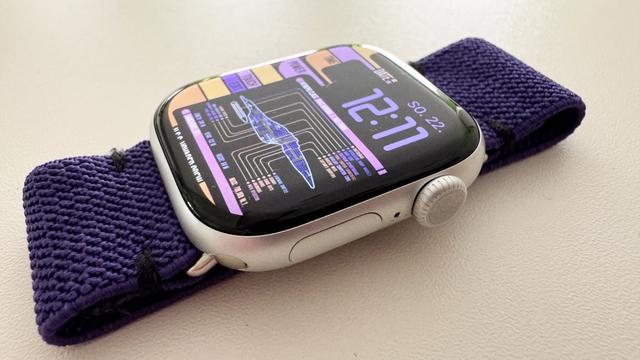 Apple Watch Series 10 in Silber mit lila Stoffarmband und einem farblich passenden Star Trek-Watchface.