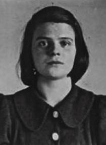 Photo en noir et blanc de Sophie Scholl, vêtue d’une chemise noire boutonnée avec un col arrondi. L’arrière-plan est uni et sans détails distinctifs.