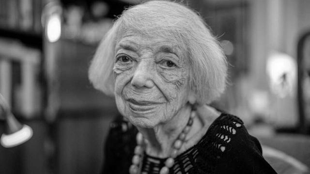 Margot Friedländer, Holocaust-Überlebende, blickt am Rande eines Interviews mit Journalisten der Deutschen Presse-Agentur zum 80. Jahrestag der Auschwitz-Befreiung in die Kamera des Fotografen.