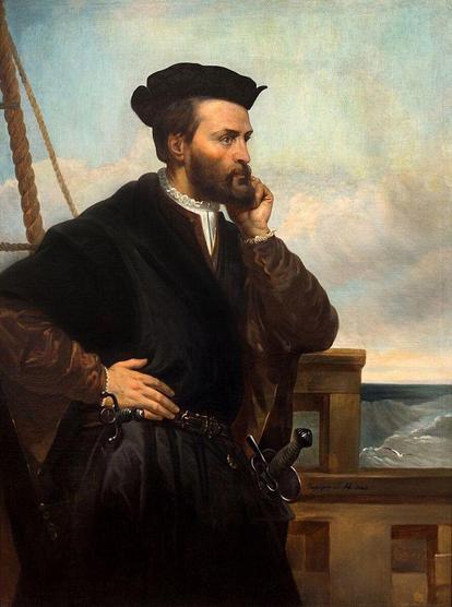 Peinture classique de l'explorateur Jacques Cartier qui se tient sur le pont d’un navire. Il porte une tenue de l’époque avec un manteau noir et un chapeau. Il est représenté en train de regarder au loin. Le fond montre des cordes du navire et une mer agitée sous un ciel nuageux.