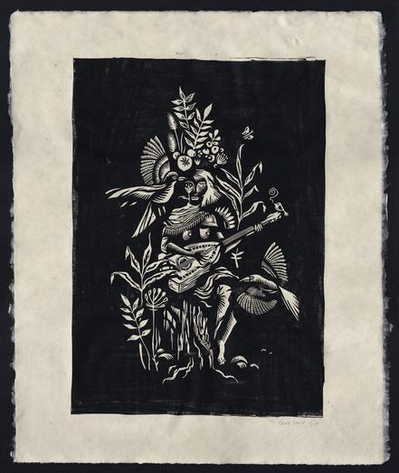Linogravure finale d'une femme assise sur un tronc qui joue une sorte de guitare, entourée de végétations et d'oiseaux.