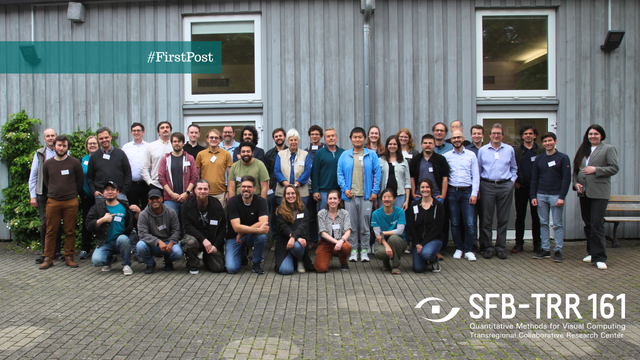 Eine Gruppe von etwa 40 Personen hat sich beim Status Seminars des SFB-TRR 161 für ein Gruppenfoto in zwei Reihen aufgestellt. die Personen in der vorderen Reihe knien auf dem Boden, die in der hinteren Reihe stehen. Die Personen sind teilweise männlich, teilweise weiblich und verschiedenen Alters. Sie sind größtenteils leger und in verschiedenen Farben gekleidet. Sie lächeln in die Kamera. Der Hintergrund ist eine Hauswand aus grauen Holzlatten mit zwei bodentiefen Fenstern. Rechts unten im Bild ist das Logo "SFB-TRR 161 Quantitative Methods for Visual Computing" in weiß eingeblendet, Links oben im Bild ist auf einem türkisen Rechteck zu lesen "#FirstPost"