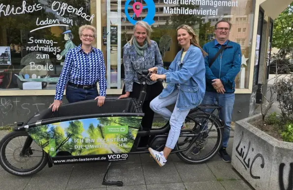 Bürgermeisterin Sabine Groß mit den Quartiersmanagerinnen Julia Wahl und Dragana Reichert sowie Jochen Teichmann vom VCD mit dem E-Lastenrad vor dem Stadtteilbüro.

Foto: Stadt Offenbach, im Auftrag des VCD.