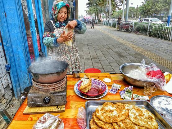A quick delicious snack in Hotan.

#hotan #china #silkroad #overland #travel #photography #foodporn #travelphotography #solotravel #solofemaletravel #quote