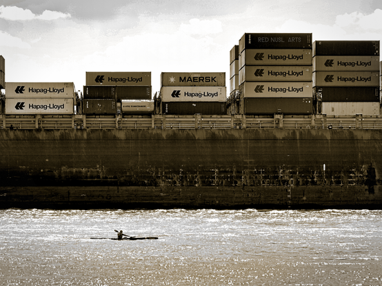 winziger Kajakfahrer trifft riesiges Containerschiff