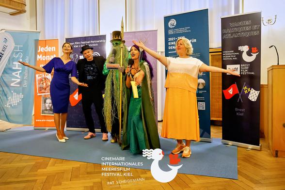 13.05.2025, Kiel, Schleswig-Holstein, CINEMARE Meeresfilmfestival 2025, Feierlicher Empfang im Rathaus Kiel



☰
Foto: PAT SCHEIDEMANN | 2025
https://www.patscheidemann.de

☰
Jede Nutzung bedarf einer vorherigen Zustimmung und Honorarvereinbarung mit dem Urheber! 

☰
IPTC-Daten, Urheberangaben sind nach §95c UrhG rechtlich geschützt und dürfen nicht entfernt werden. Lizenzpflichtig nach MFM oder Vereinbarung. 
Bei einer Veröffentlichung ist der Urhebervermerk nach §13 UrhG wie folgt anzubringen: Foto: PAT SCHEIDEMANN

☰
Data Mining Prohibited