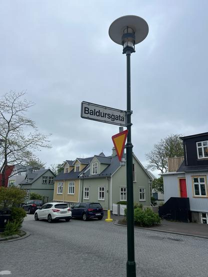A photo of a street sign with the name Baldursgata