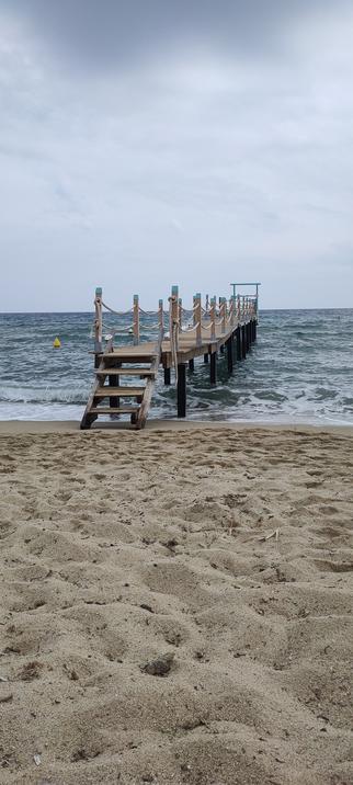 ein Steg am Strand von Pampelonne