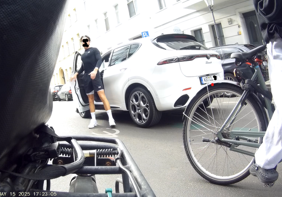 Ansicht der hinteren Actioncam eines Fahrrads. Zu sehen ist ein weisser Alfa Romeo mit Krefelder Kennzeichen, aus dem ein Mann in Sportkleidung von der Fahrerseite ausgestiegen ist um einen Radfahrer zu bedrohen.