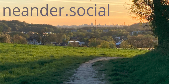 Das Foto zeigt die schöne Aussicht von Erkrath Richtung Düsseldorf, mit Blick dem Rheinturm bei abendlicher Sonne.