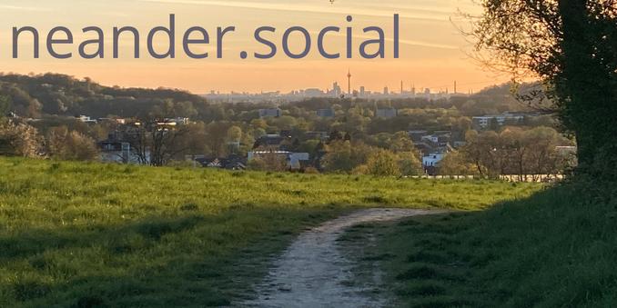 Das Foto zeigt die schöne Aussicht von Erkrath Richtung Düsseldorf, mit Blick dem Rheinturm bei abendlicher Sonne.