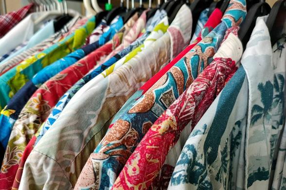 Viele, viele Aloha Shirts auf Kleiderbügeln im Schrank. Sie wollen befreit werden!