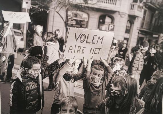Fotografía de Joanna en blanco y negro. Niños manifestandose pidiendo aire limpio