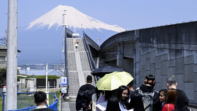 Local reaction to Mt. Fuji photo hunters causing major regrets