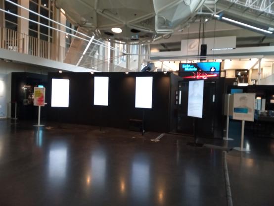 vier hochformatige Screens in der Science Communication Lab-Halle im DM