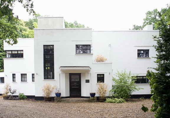 A colour photograph of a flat roofed, white walled modernist house in Beaconsfield