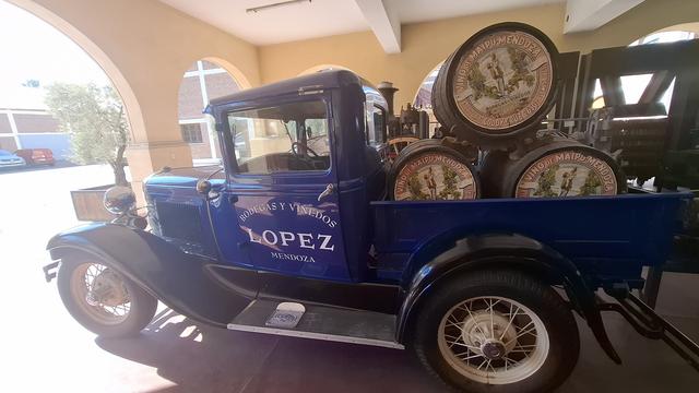 Alter Lieferwagen vom Weingut. Hier gibt es ein kleines Museum mit allerlei alten Gerätschaften
