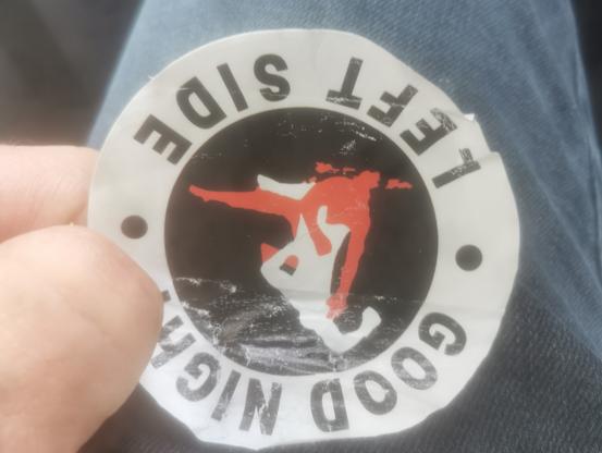 Exemple d'un sticker nazi collé ce dimanche 18 mai  à Courpière.
Dessus on lit "good night left side" 
Et deux silouhettes se battant, Une blanche et une rouge.