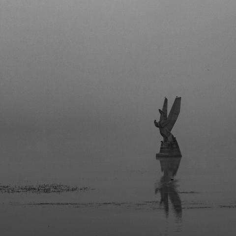 Pégase dans la brume. Sculpture sur le lac de joux