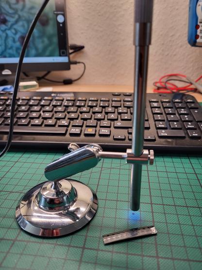 Ein Mikroskop in Stiftgröße mit passenden Halter.