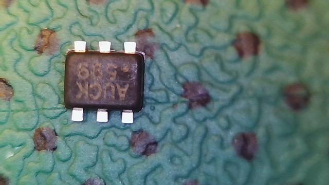 Ein klitzekleines Chip ca. 2mm x 1,5mm mit 6 Pins.