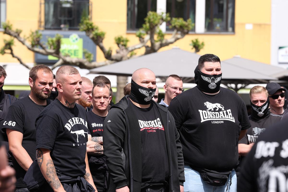 17.05.25, Herford: vermummte Mitglieder der Gruppe JS, links daneben im Defend Europe Shirt Kjell Brüggemann (Bild von Pixelarchiv)