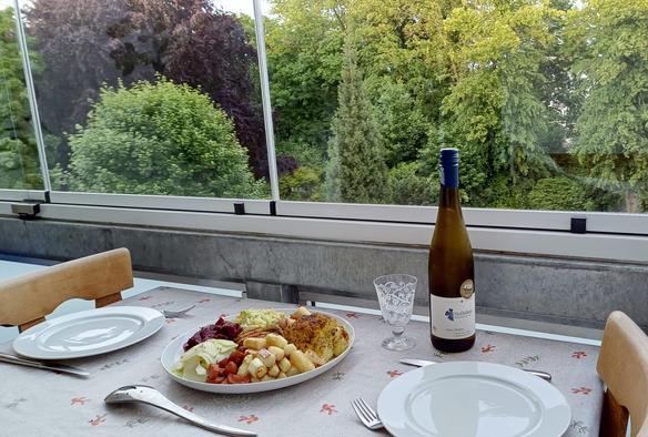 Der Eßtisch im Wintergarten ist gedeckt