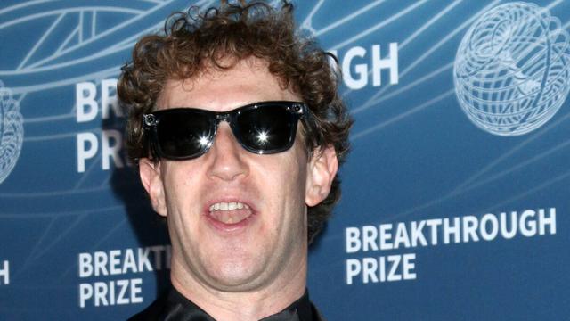 ein Foto von Mark Suckerberg ,äh Zuckerberg. mit Sonnenbrille und Mund Ofen, was optisch nicht zu seinem Vorteil ist