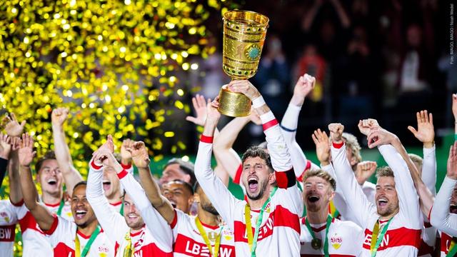 VfB Stuttgart gewinnt den DFB-Pokal gegen Arminia Bielefeld: Spieler reißen den Pokal in die Höhe - die Fans im Ausnahmezustand. (Foto: IMAGO, IMAGO / Noah Wedel)