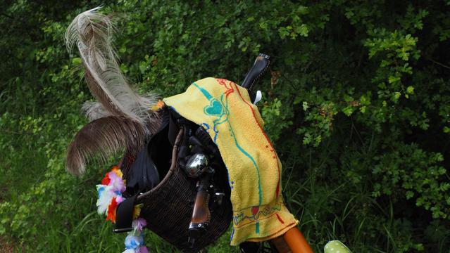 Gelbes Handtuch über Fahrradlenker