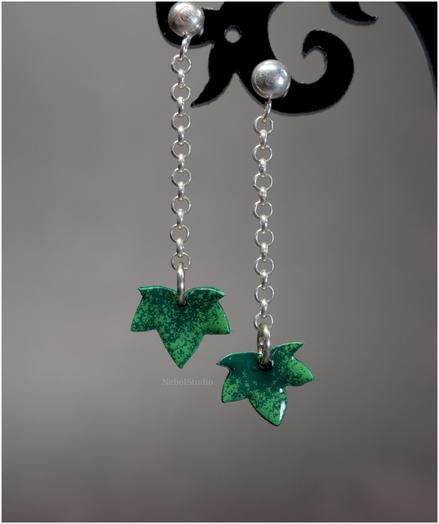 Pendites, Hojitas de hiedra en tonos verdes, de aprox.1 cm de grandes, cada una cuelga de una cadenita de plata que asu vez cuelga de una bolita de plata, que es el cierre del pendiente, de estilo perno.