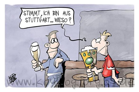 Karikatur: Zwei Männer sitzen in einer Kneipe, einer vor sich ein Glas Bier, der andere den DFB-Pokal mit Bier. Er sagt: Stimmt, ich bin aus Stuttgart. Wieso?