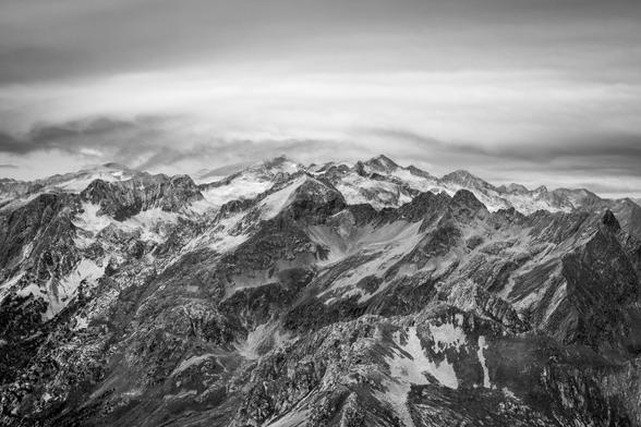 Black and white photograph showing a large row of mountains in the Pyrenees. View from Salvaguardia peak (Benasque, Huesca, Spain).

Vista en blanco y negro desde el pico Salvaguardia (Benasque) de parte del paisaje de montañas del pirineo que se ven desde ahí.