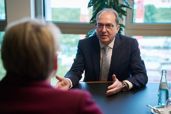 Innenminister Dobrindt begrüßte die Innenministerin des Vereinigten Königreichs Großbritannien und Nordirland, Yvette Cooper, in Berlin.